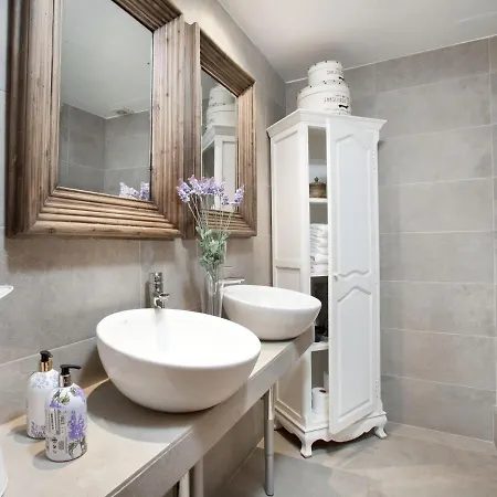 Amazing Central Apart 3 Bedroom Deluxe Apartment *